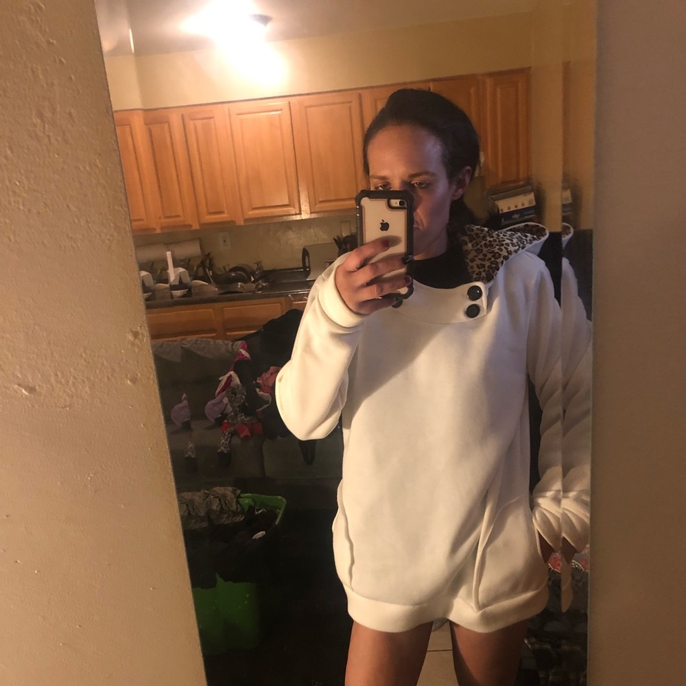White hoodie with pockets leopard skin hood
